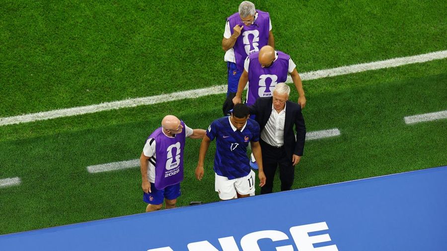 William Saliba dituntun keluar lapangan oleh tim medis dan pelatih Didier Deschamps setelah mengalami cedera pada laga semifinal Piala Dunia FIFA 2026 antara Prancis dan Spanyol di Dallas Stadium, Arlington, Texas, Amerika Serikat, Selasa (14/7/2026).