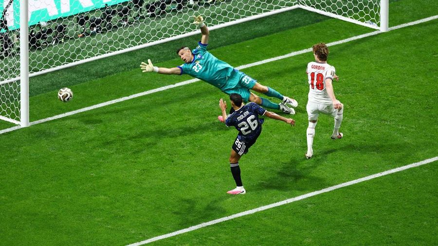 Anthony Gordon mencetak gol pertama Inggris ke gawang Argentina yang dikawal Emiliano Martinez dalam pertandingan semifinal Piala Dunia FIFA 2026 di Atlanta Stadium, Atlanta, Georgia, Amerika Serikat, Rabu (15/7/2026).