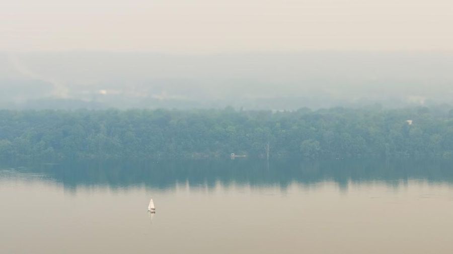 Asap kebakaran hutan memenuhi udara di sekitar Hamilton, Ontario, Kanada pada 15 Juli 2026 dalam foto yang diambil menggunakan drone.