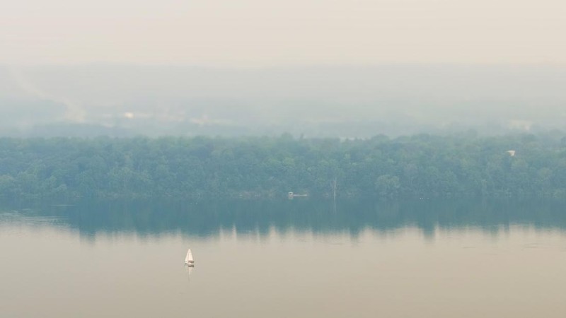 Asap kebakaran hutan memenuhi udara di sekitar Hamilton, Ontario, Kanada pada 15 Juli 2026 dalam foto yang diambil menggunakan drone.