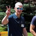 CEO Apple Tim Cook dan John Ternus, CEO Apple berikutnya, menghadiri Konferensi Media dan Teknologi Allen and Co. Sun Valley tahunan di Sun Valley Resort di Sun Valley, Idaho, AS, 9 Juli 2026. (REUTERS/Brendan McDermid)