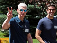 CEO Apple Tim Cook dan John Ternus, CEO Apple berikutnya, menghadiri Konferensi Media dan Teknologi Allen and Co. Sun Valley tahunan di Sun Valley Resort di Sun Valley, Idaho, AS, 9 Juli 2026. (REUTERS/Brendan McDermid)