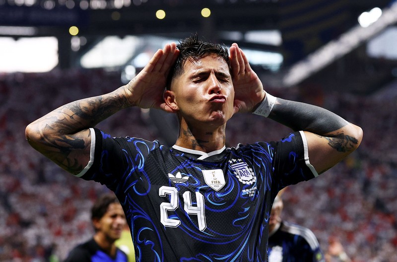Lionel Messi merayakan kemenangan usai Argentina memastikan lolos ke final Piala Dunia FIFA 2026 setelah mengalahkan Inggris pada laga semifinal di Atlanta Stadium, Atlanta, Georgia, Amerika Serikat, Rabu (15/7/2026). (REUTERS/Dylan Martinez)