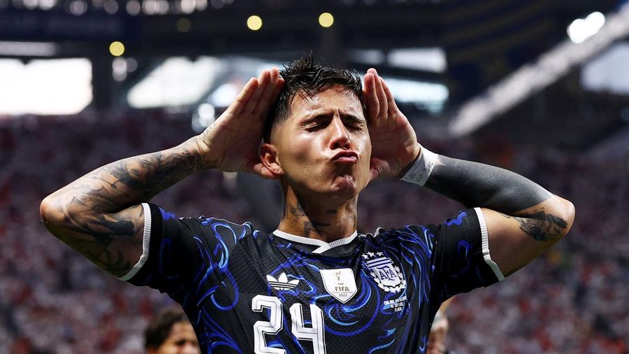 Enzo Fernandez merayakan gol pertama Argentina dalam pertandingan semifinal Piala Dunia FIFA 2026 melawan Inggris di Atlanta Stadium, Atlanta, Georgia, Amerika Serikat, Rabu (15/7/2026).