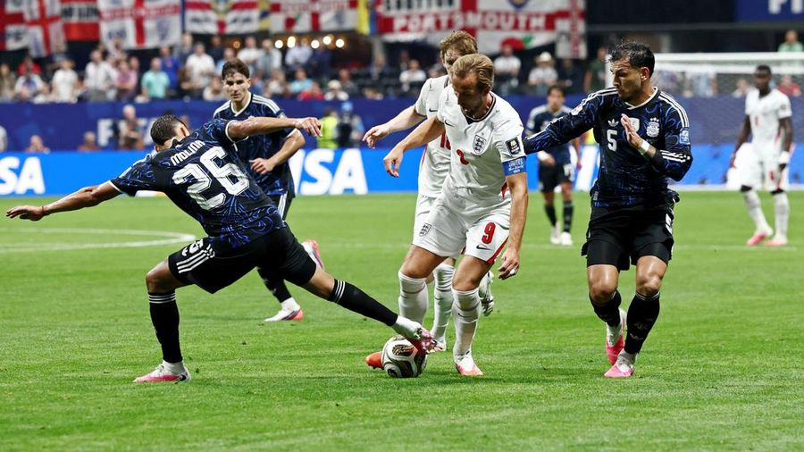 Harry Kane berebut bola dengan Nahuel Molina dan Leandro Paredes dalam pertandingan semifinal Piala Dunia FIFA 2026 antara Inggris dan Argentina di Atlanta Stadium, Atlanta, Georgia, Amerika Serikat, Rabu (15/7/2026).