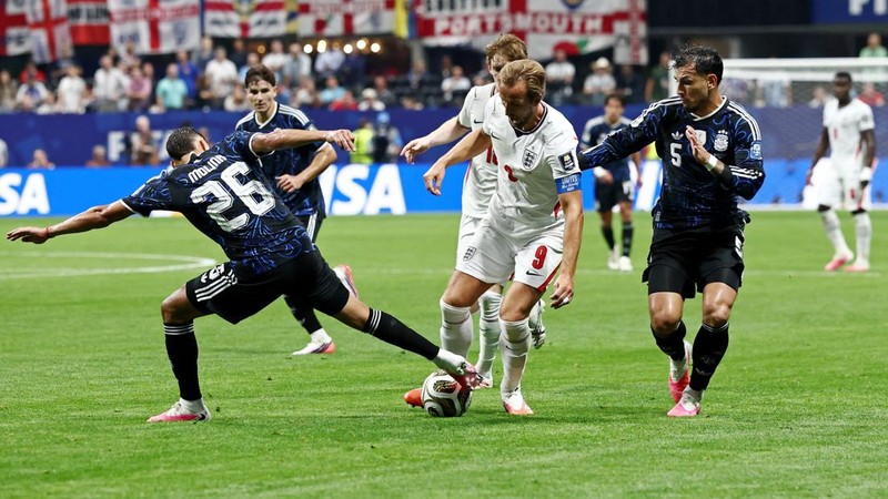 Harry Kane berebut bola dengan Nahuel Molina dan Leandro Paredes dalam pertandingan semifinal Piala Dunia FIFA 2026 antara Inggris dan Argentina di Atlanta Stadium, Atlanta, Georgia, Amerika Serikat, Rabu (15/7/2026).