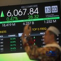 Ilustrasi berdoa dengan latar belakang Indeks Harga Saham Gabungan (IHSG) di Gedung Bursa Efek Indonesia (BEI), Jakarta. (CNBC Indonesia/Faisal Rahman)