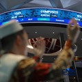 Ilustrasi berdoa dengan latar belakang Indeks Harga Saham Gabungan (IHSG) di Gedung Bursa Efek Indonesia (BEI), Jakarta. (CNBC Indonesia/Faisal Rahman)