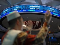 Ilustrasi berdoa dengan latar belakang Indeks Harga Saham Gabungan (IHSG) di Gedung Bursa Efek Indonesia (BEI), Jakarta. (CNBC Indonesia/Faisal Rahman)