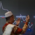 Ilustrasi berdoa dengan latar belakang Indeks Harga Saham Gabungan (IHSG) di Gedung Bursa Efek Indonesia (BEI), Jakarta. (CNBC Indonesia/Faisal Rahman)