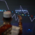 Ilustrasi berdoa dengan latar belakang Indeks Harga Saham Gabungan (IHSG) di Gedung Bursa Efek Indonesia (BEI), Jakarta. (CNBC Indonesia/Faisal Rahman)
