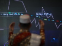 Ilustrasi berdoa dengan latar belakang Indeks Harga Saham Gabungan (IHSG) di Gedung Bursa Efek Indonesia (BEI), Jakarta. (CNBC Indonesia/Faisal Rahman)