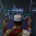 Ilustrasi berdoa dengan latar belakang Indeks Harga Saham Gabungan (IHSG) di Gedung Bursa Efek Indonesia (BEI), Jakarta. (CNBC Indonesia/Faisal Rahman)