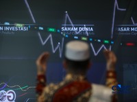 Ilustrasi berdoa dengan latar belakang Indeks Harga Saham Gabungan (IHSG) di Gedung Bursa Efek Indonesia (BEI), Jakarta. (CNBC Indonesia/Faisal Rahman)