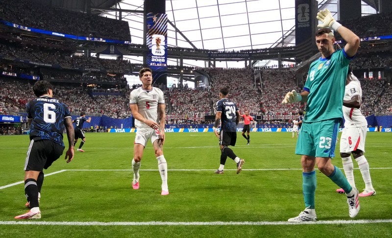 Lionel Messi merayakan kemenangan usai Argentina memastikan lolos ke final Piala Dunia FIFA 2026 setelah mengalahkan Inggris pada laga semifinal di Atlanta Stadium, Atlanta, Georgia, Amerika Serikat, Rabu (15/7/2026). (REUTERS/Dylan Martinez)