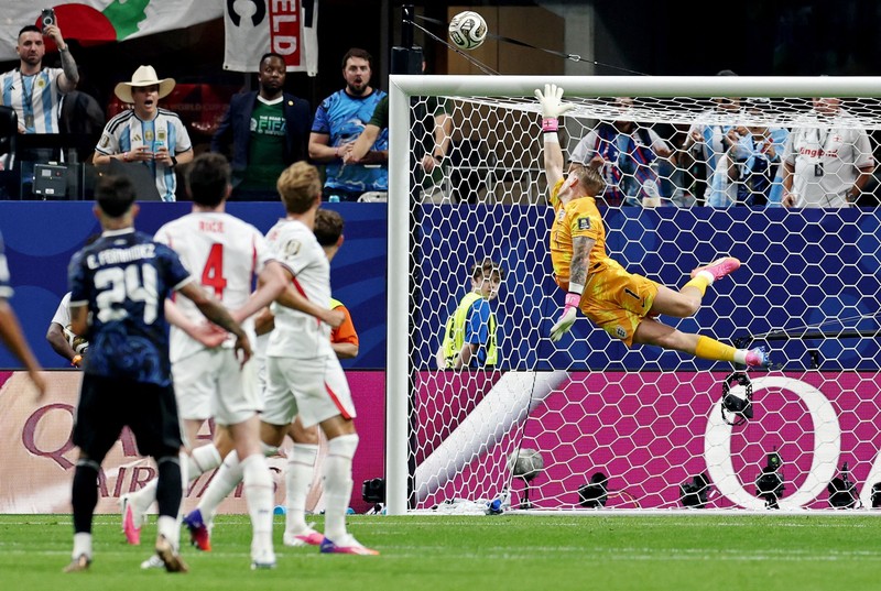 Lionel Messi merayakan kemenangan usai Argentina memastikan lolos ke final Piala Dunia FIFA 2026 setelah mengalahkan Inggris pada laga semifinal di Atlanta Stadium, Atlanta, Georgia, Amerika Serikat, Rabu (15/7/2026). (REUTERS/Dylan Martinez)