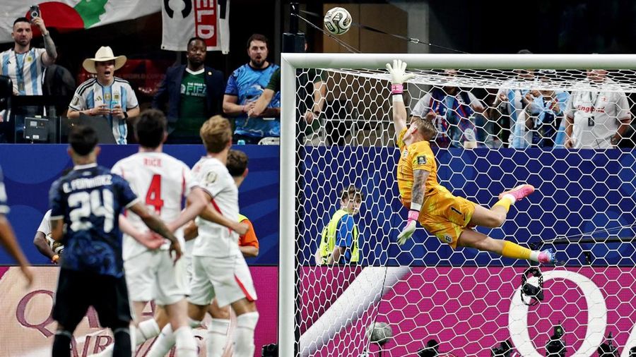 Jordan Pickford berusaha menghalau tembakan Enzo Fernandez dalam pertandingan semifinal Piala Dunia FIFA 2026 antara Inggris dan Argentina di Atlanta Stadium, Atlanta, Georgia, Amerika Serikat, Rabu (15/7/2026).