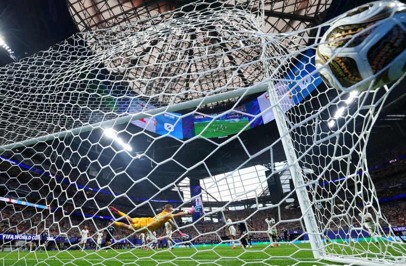 Lionel Messi merayakan kemenangan usai Argentina memastikan lolos ke final Piala Dunia FIFA 2026 setelah mengalahkan Inggris pada laga semifinal di Atlanta Stadium, Atlanta, Georgia, Amerika Serikat, Rabu (15/7/2026). (REUTERS/Dylan Martinez)
