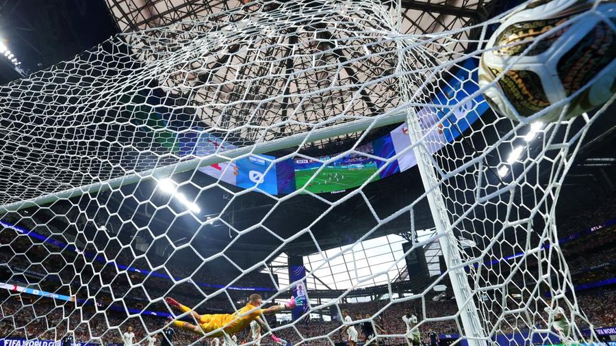 Jordan Pickford gagal menghalau tembakan Enzo Fernandez yang berbuah gol pertama Argentina dalam pertandingan semifinal Piala Dunia FIFA 2026 melawan Inggris di Atlanta Stadium, Atlanta, Georgia, Amerika Serikat, Rabu (15/7/2026).