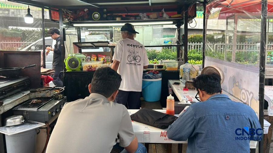 Kondisi tempat makan kaki 5 di perkantoran wilayah Tendean masih relatif ramai dan bergantung dengan karyawan, Kamis (16/7/2026). (CNBC Indonesia/Elga Nurmutia)