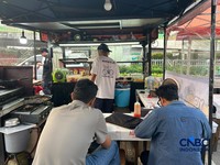 Kondisi tempat makan kaki 5 di perkantoran wilayah Tendean masih relatif ramai dan bergantung dengan karyawan, Kamis (16/7/2026). (CNBC Indonesia/Elga Nurmutia)