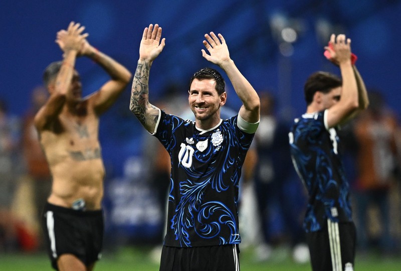 Lionel Messi merayakan kemenangan usai Argentina memastikan lolos ke final Piala Dunia FIFA 2026 setelah mengalahkan Inggris pada laga semifinal di Atlanta Stadium, Atlanta, Georgia, Amerika Serikat, Rabu (15/7/2026). (REUTERS/Dylan Martinez)