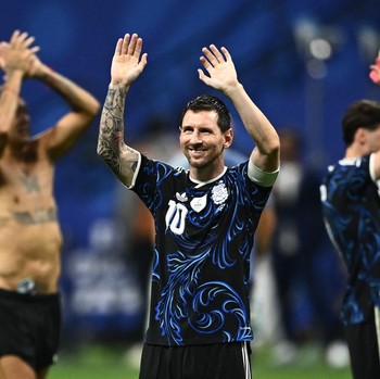 Lionel Messi merayakan kemenangan usai Argentina memastikan lolos ke final Piala Dunia FIFA 2026 setelah mengalahkan Inggris pada laga semifinal di Atlanta Stadium, Atlanta, Georgia, Amerika Serikat, Rabu (15/7/2026). (REUTERS/Dylan Martinez)