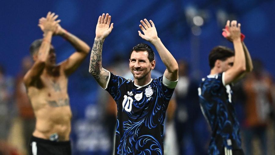 Lionel Messi merayakan kemenangan usai Argentina memastikan lolos ke final Piala Dunia FIFA 2026 setelah mengalahkan Inggris pada laga semifinal di Atlanta Stadium, Atlanta, Georgia, Amerika Serikat, Rabu (15/7/2026). (REUTERS/Dylan Martinez)