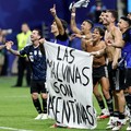 Lisandro Martinez dan Giovani Lo Celso merayakan kemenangan Argentina usai memastikan lolos ke final Piala Dunia FIFA 2026 pada laga semifinal melawan Inggris di Atlanta Stadium, Atlanta, Georgia, Amerika Serikat, Rabu (15/7/2026). (REUTERS/Amanda Pe