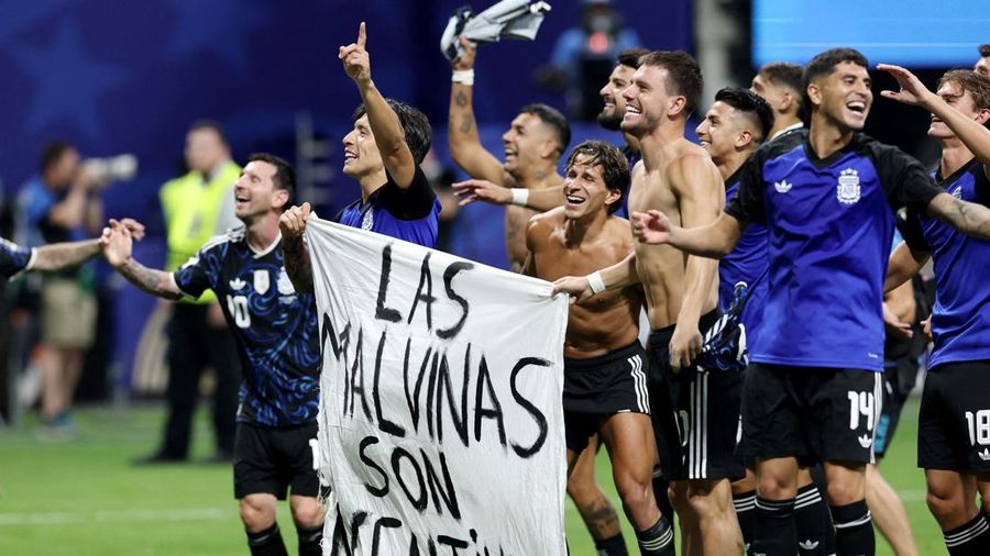 Lisandro Martinez dan Giovani Lo Celso merayakan kemenangan Argentina usai memastikan lolos ke final Piala Dunia FIFA 2026 pada laga semifinal melawan Inggris di Atlanta Stadium, Atlanta, Georgia, Amerika Serikat, Rabu (15/7/2026).