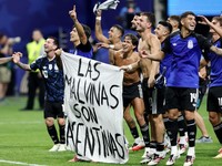 Lisandro Martinez dan Giovani Lo Celso merayakan kemenangan Argentina usai memastikan lolos ke final Piala Dunia FIFA 2026 pada laga semifinal melawan Inggris di Atlanta Stadium, Atlanta, Georgia, Amerika Serikat, Rabu (15/7/2026). (REUTERS/Amanda Pe