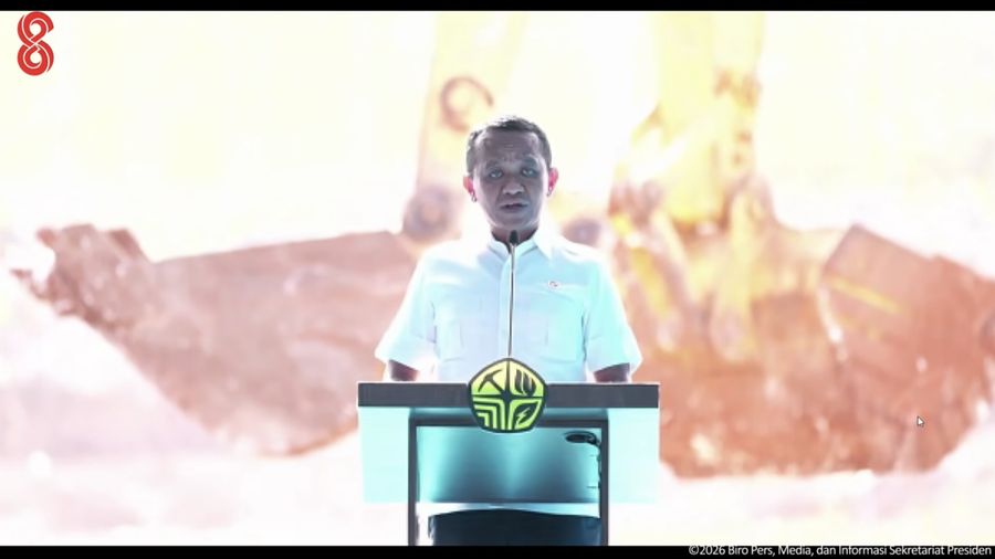 Menteri ESDM, Bahlil Lahadalia Saat menyampaikan laporan jelang Groundbreaking Proyek Strategis Nasional Liquefied Natural Gas (LNG) Abadi Masela, Maluku, Kamis (16/7/2026). (Tangkapan Layar Youtube/Sekretariat Presiden)