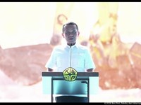 Menteri ESDM, Bahlil Lahadalia Saat menyampaikan laporan jelang Groundbreaking Proyek Strategis Nasional Liquefied Natural Gas (LNG) Abadi Masela, Maluku, Kamis (16/7/2026). (Tangkapan Layar Youtube/Sekretariat Presiden)