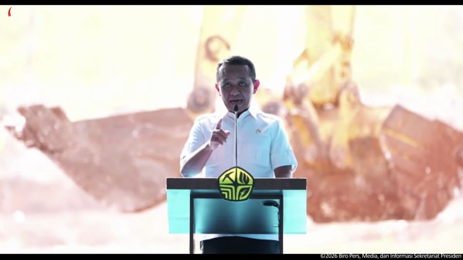 Menteri ESDM, Bahlil Lahadalia Saat menyampaikan laporan jelang Groundbreaking Proyek Strategis Nasional Liquefied Natural Gas (LNG) Abadi Masela, Maluku, Kamis (16/7/2026). (Tangkapan Layar Youtube/Sekretariat Presiden)