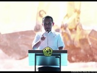 Menteri ESDM, Bahlil Lahadalia Saat menyampaikan laporan jelang Groundbreaking Proyek Strategis Nasional Liquefied Natural Gas (LNG) Abadi Masela, Maluku, Kamis (16/7/2026). (Tangkapan Layar Youtube/Sekretariat Presiden)
