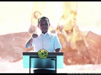 Menteri ESDM, Bahlil Lahadalia Saat menyampaikan laporan jelang Groundbreaking Proyek Strategis Nasional Liquefied Natural Gas (LNG) Abadi Masela, Maluku, Kamis (16/7/2026). (Tangkapan Layar Youtube/Sekretariat Presiden)