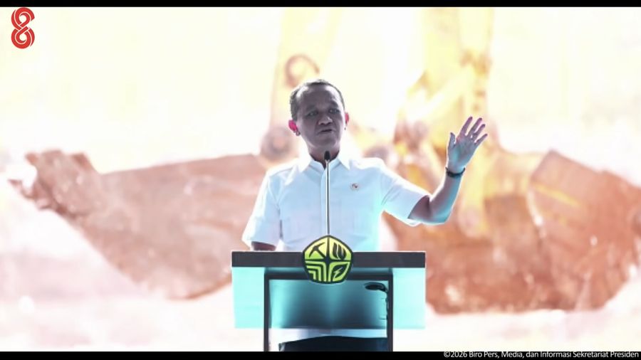 Menteri ESDM, Bahlil Lahadalia Saat menyampaikan laporan jelang Groundbreaking Proyek Strategis Nasional Liquefied Natural Gas (LNG) Abadi Masela, Maluku, Kamis (16/7/2026). (Tangkapan Layar Youtube/Sekretariat Presiden)