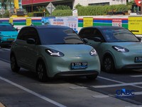 Mobil listrik melintasi ruas Jalan M.H Thamrin di Jakarta, Kamis (16/7/2026). (CNBC Indonesia/Faisal Rahman)