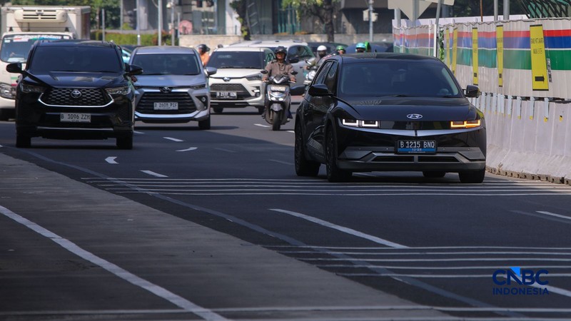 Mobil listrik melintasi ruas Jalan M.H Thamrin di Jakarta, Kamis (16/7/2026). (CNBC Indonesia/Faisal Rahman)