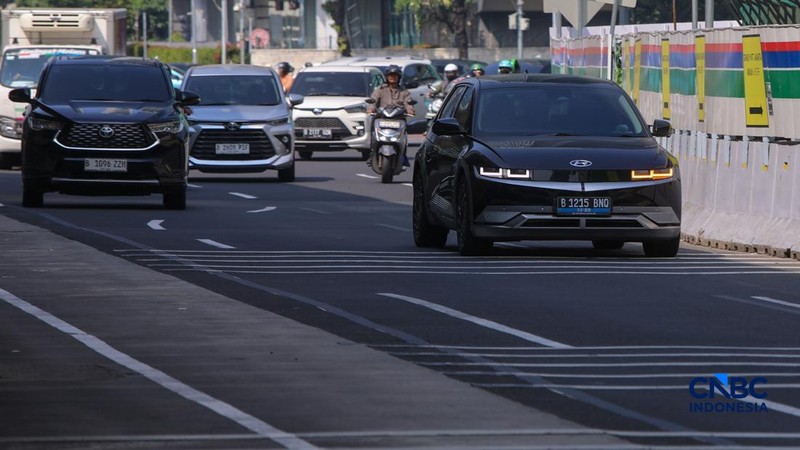 Mobil listrik melintasi ruas Jalan M.H Thamrin di Jakarta, Kamis (16/7/2026). (CNBC Indonesia/Faisal Rahman)