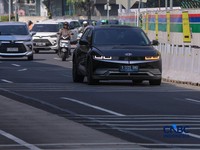 Mobil listrik melintasi ruas Jalan M.H Thamrin di Jakarta, Kamis (16/7/2026). (CNBC Indonesia/Faisal Rahman)