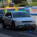Mobil listrik melintasi ruas Jalan M.H Thamrin di Jakarta, Kamis (16/7/2026). (CNBC Indonesia/Faisal Rahman)
