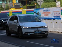 Mobil listrik melintasi ruas Jalan M.H Thamrin di Jakarta, Kamis (16/7/2026). (CNBC Indonesia/Faisal Rahman)