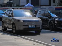 Mobil listrik melintasi ruas Jalan M.H Thamrin di Jakarta, Kamis (16/7/2026). (CNBC Indonesia/Faisal Rahman)