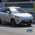 Mobil listrik melintasi ruas Jalan M.H Thamrin di Jakarta, Kamis (16/7/2026). (CNBC Indonesia/Faisal Rahman)