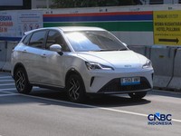 Mobil listrik melintasi ruas Jalan M.H Thamrin di Jakarta, Kamis (16/7/2026). (CNBC Indonesia/Faisal Rahman)