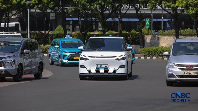 Mobil listrik melintasi ruas Jalan M.H Thamrin di Jakarta, Kamis (16/7/2026). (CNBC Indonesia/Faisal Rahman)