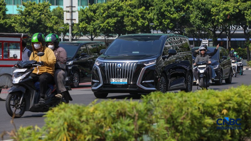 Mobil listrik melintasi ruas Jalan M.H Thamrin di Jakarta, Kamis (16/7/2026). (CNBC Indonesia/Faisal Rahman)