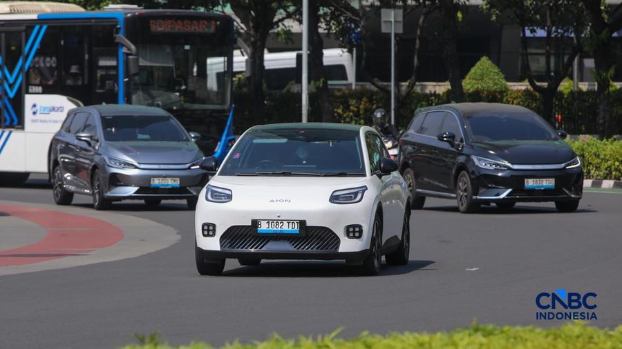 Mobil listrik melintasi ruas Jalan M.H Thamrin di Jakarta, Kamis (16/7/2026). (CNBC Indonesia/Faisal Rahman)
