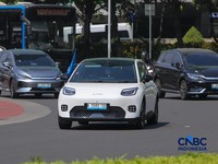 Mobil listrik melintasi ruas Jalan M.H Thamrin di Jakarta, Kamis (16/7/2026). (CNBC Indonesia/Faisal Rahman)